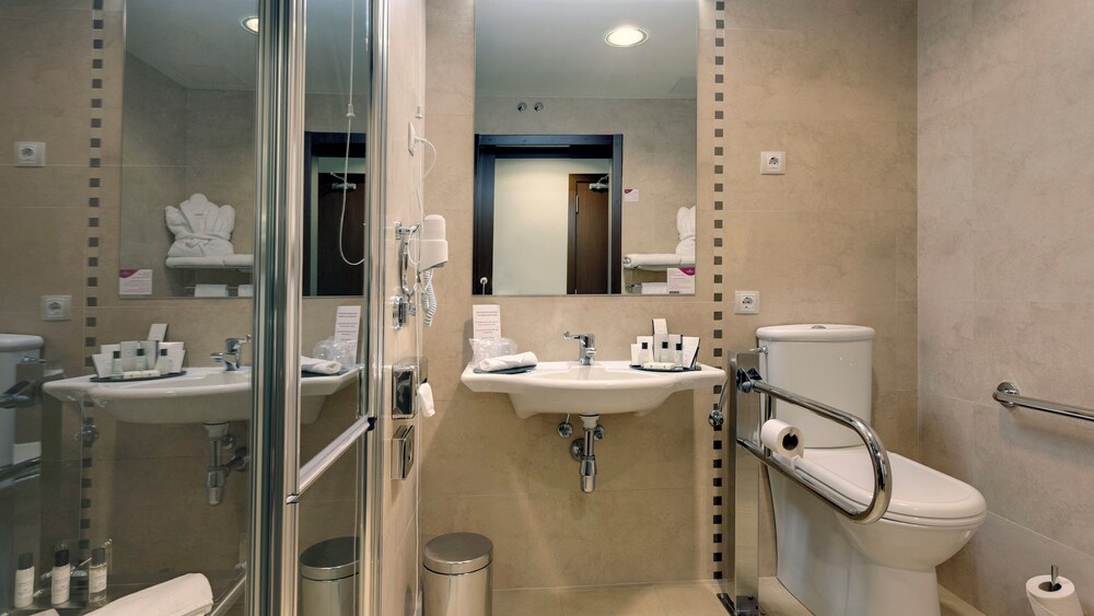 Habitación estándar, 1 cama de matrimonio grande, accesible para personas con discapacidad del hotel Crowne Plaza Madrid Airport, An Ihg. Foto 3