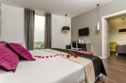 Suite Junior con cama doble extragrande del hotel Yit Vía Sevilla Mairena