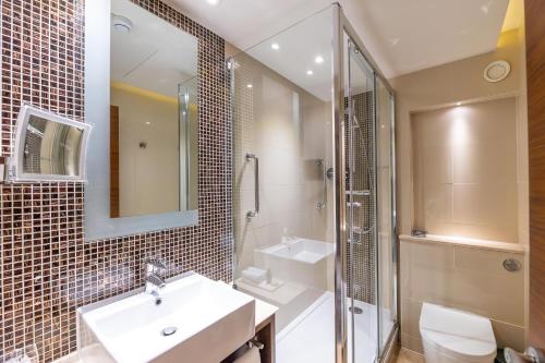 Habitación Ático Acogedora del hotel 100 Queen's Gate London, Curio Collection By Hilton. Foto 4