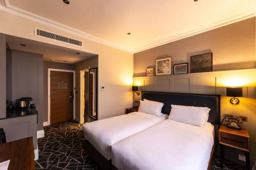 Habitación Twin Superior - 2 camas del hotel 100 Queen's Gate London, Curio Collection By Hilton. Foto 3