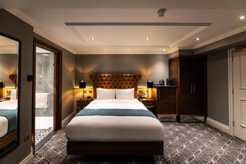 Suite Familiar del hotel 100 Queen's Gate London, Curio Collection By Hilton