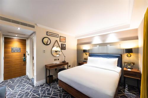 Habitación Ático Acogedora del hotel 100 Queen's Gate London, Curio Collection By Hilton. Foto 8