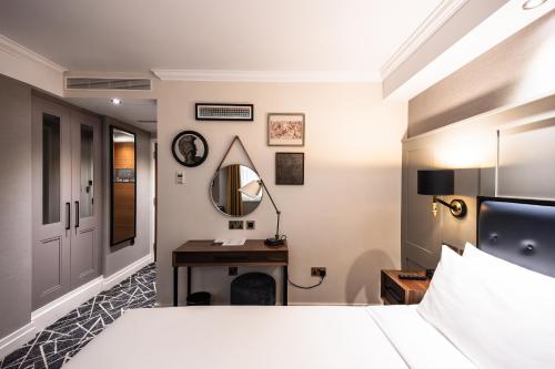 Habitación Ático Acogedora del hotel 100 Queen's Gate London, Curio Collection By Hilton. Foto 11