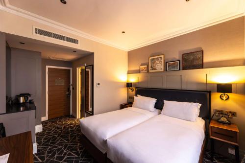 Habitación Twin Superior - 2 camas del hotel 100 Queen's Gate London, Curio Collection By Hilton. Foto 10