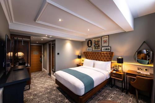 Habitación Doble Deluxe del hotel 100 Queen's Gate London, Curio Collection By Hilton. Foto 6