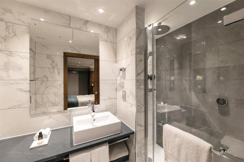 Suite Familiar del hotel 100 Queen's Gate London, Curio Collection By Hilton. Foto 13