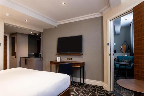 Habitación Familiar de 2 dormitorios del hotel 100 Queen's Gate London, Curio Collection By Hilton. Foto 9