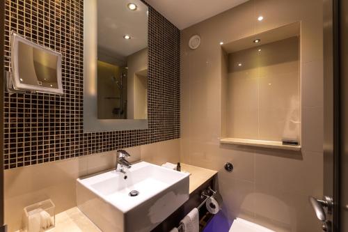 Habitación Familiar de 2 dormitorios del hotel 100 Queen's Gate London, Curio Collection By Hilton. Foto 10