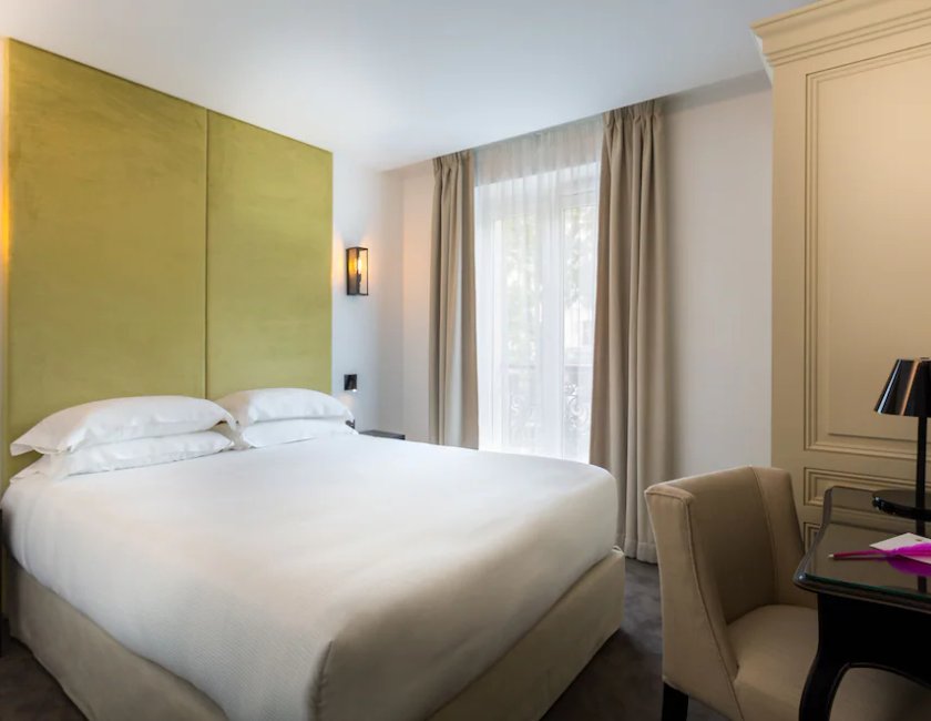 Habitación clásica (Baronne), vista lateral de la Torre Eiffel al abrir la ventana del hotel La Comtesse. Foto 3