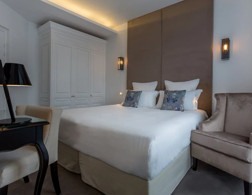 Habitación superior (Marquise), vista lateral de la Torre Eiffel al abrir la ventana del hotel La Comtesse