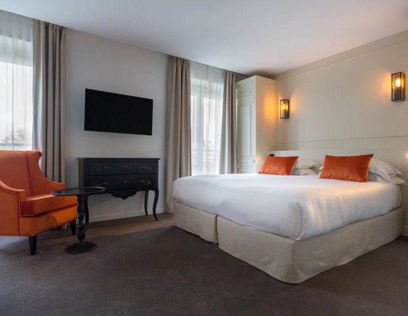 Habitación Deluxe (Duchesse), vista lateral de la Torre Eiffel al abrir la ventana del hotel La Comtesse. Foto 3