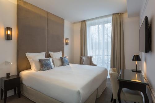 Habitación Doble Marquise con vistas laterales a la Torre Eiffel del hotel La Comtesse