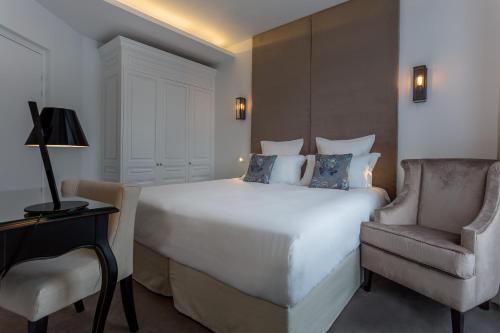 Habitación Doble Marquise con vistas laterales a la Torre Eiffel del hotel La Comtesse. Foto 6