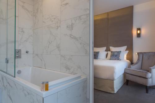 Habitación Doble Marquise con vistas laterales a la Torre Eiffel del hotel La Comtesse. Foto 7