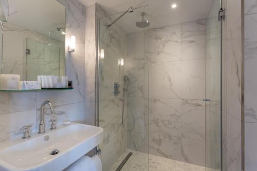 Habitación Doble Duchesse con vistas laterales a la Torre Eiffel del hotel La Comtesse. Foto 1