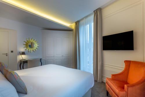 Habitación Doble Comtesse con vistas frontales a la Torre Eiffel del hotel La Comtesse. Foto 3