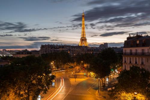 Habitación Doble Prestige Comtesse con balcón y vistas directas a la torre Eiffel del hotel La Comtesse