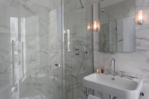 Habitación Doble Prestige Comtesse con balcón y vistas directas a la torre Eiffel del hotel La Comtesse. Foto 1