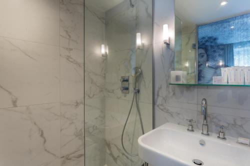 Habitación Doble Baronne con vistas laterales a la Torre Eiffel del hotel La Comtesse. Foto 4