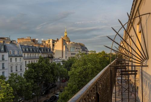 Habitación Doble Baronne con vistas laterales a la Torre Eiffel del hotel La Comtesse. Foto 5