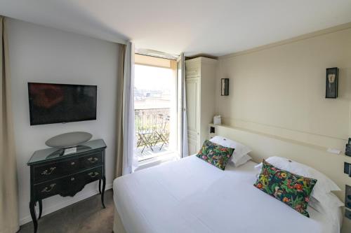 Habitación Triple Deluxe Duchesse con vistas laterales a la torre Eiffel del hotel La Comtesse. Foto 1