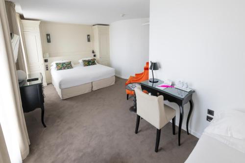 Habitación Triple Deluxe Duchesse con vistas laterales a la torre Eiffel del hotel La Comtesse. Foto 2