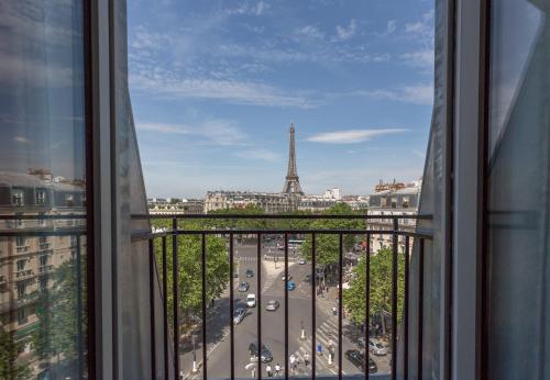 Suite Junior Royal con vistas frontales a la Torre Eiffel del hotel La Comtesse
