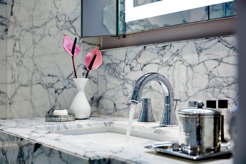 Suite Premier, 1 cama de matrimonio grande con sofá cama del hotel London Marriott Park Lane. Foto 4