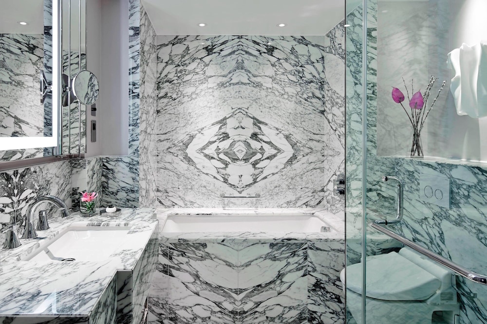 Suite Premier, 1 cama de matrimonio grande con sofá cama del hotel London Marriott Park Lane. Foto 5