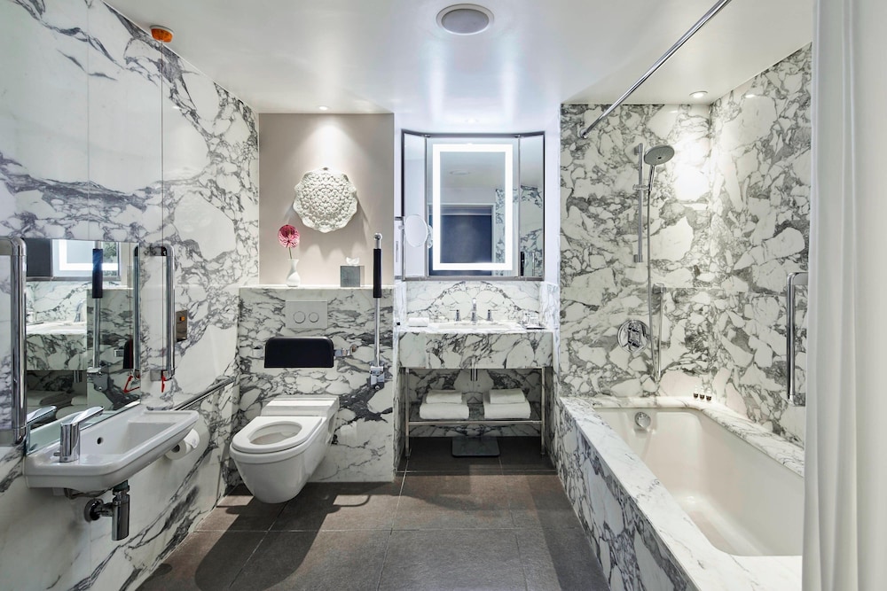 Habitación Deluxe, 1 cama de matrimonio grande del hotel London Marriott Park Lane. Foto 3