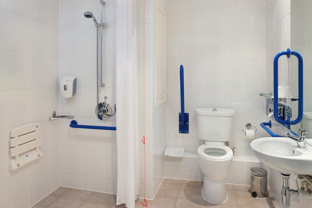 Habitación estándar, 1 cama doble, accesible para personas con discapacidad del hotel Holiday Inn Express London-victoria. Foto 6