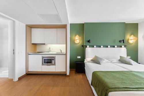 Habitación Cuádruple con vistas al mar del hotel THB Lanzarote Beach. Foto 3