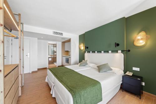 Habitación Cuádruple con vistas al mar del hotel THB Lanzarote Beach. Foto 4