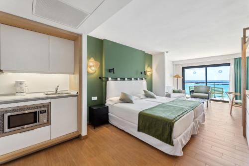 Habitación Cuádruple con vistas al mar del hotel THB Lanzarote Beach. Foto 1