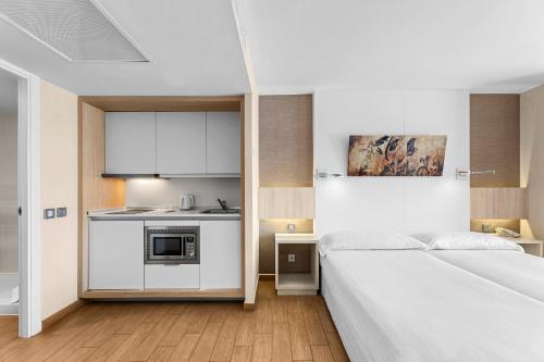 Habitación Cuádruple Estándar del hotel THB Lanzarote Beach. Foto 1