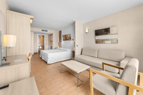 Habitación Cuádruple Estándar del hotel THB Lanzarote Beach. Foto 2