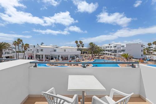 Habitación Familiar Estándar del hotel THB Lanzarote Beach. Foto 1