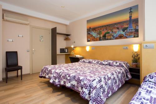 Habitación Triple con baño privado del hotel Barcelona. Foto 1