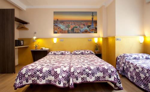Habitación Triple con baño privado del hotel Barcelona. Foto 3