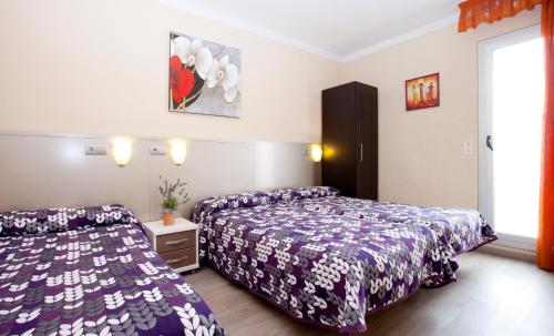Habitación Triple con baño privado del hotel Barcelona. Foto 4