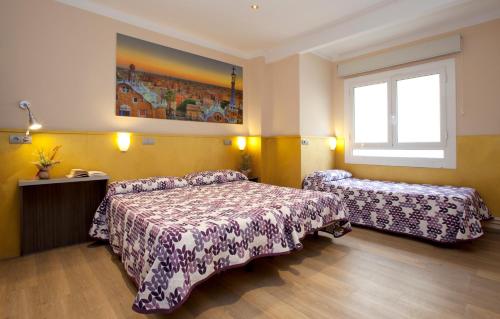 Habitación Triple con baño privado del hotel Barcelona. Foto 5