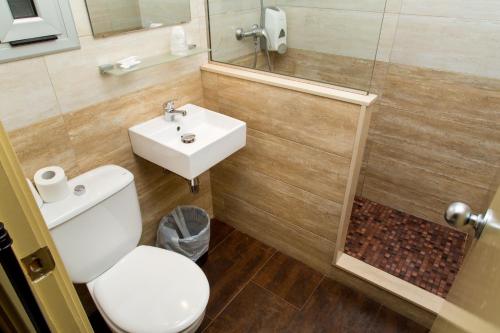 Habitación Triple con baño privado del hotel Barcelona. Foto 7