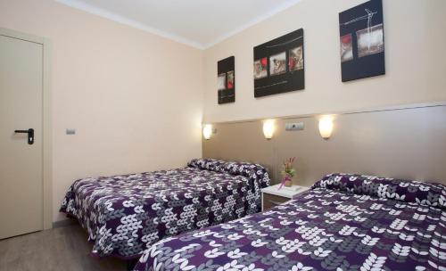 Habitación Triple con baño privado del hotel Barcelona. Foto 8