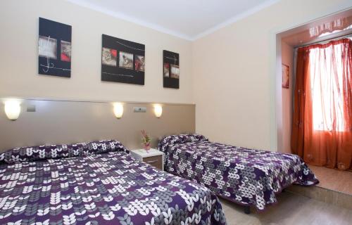 Habitación Triple con baño privado del hotel Barcelona. Foto 9