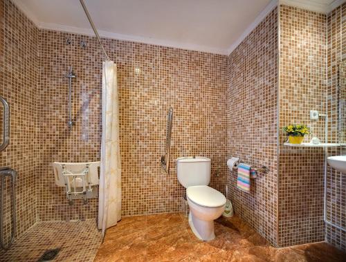 Habitación Triple con baño privado del hotel Barcelona. Foto 10