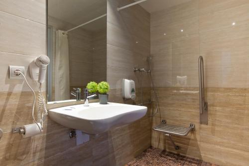 Habitación Triple con baño privado del hotel Barcelona. Foto 11