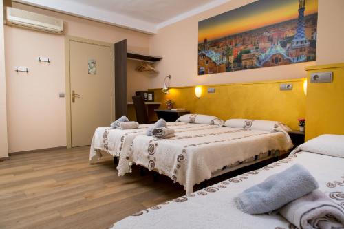 Habitación Triple con baño privado del hotel Barcelona. Foto 13