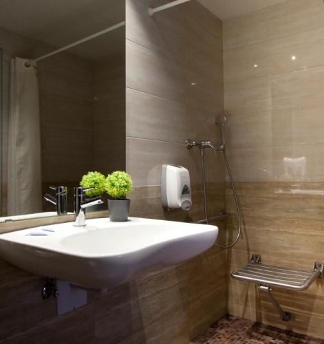 Habitación Triple con baño privado del hotel Barcelona. Foto 16