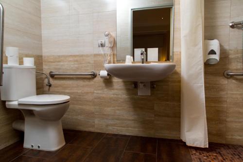 Habitación Triple con baño privado del hotel Barcelona. Foto 17