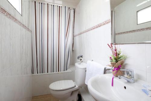 Habitación Triple con baño privado del hotel Barcelona. Foto 21